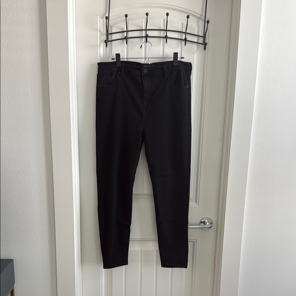 Black Women's Jeans - Classic Slim Fit